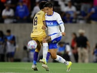 Futbol, Universidad Catolica vs Everton.
Fecha 7, Liga de Primera 2026.
El jugador de Universidad Catolica Matias Palavecino, derecha, disputa el balon con Dieter Villalpando de Everton durante el partido de primera division realizado en el Claro Arena de Santiago, Chile.
14/03/2026
Andres Pina/Photosport
Football, Universidad Catolica vs Everton.
7th turn, 2026 First Division League.
Universidad Catolica player Matias Palavecino, left, vies for the ball against Dieter Villalpando of Everton during a first division match at Claro Arena in Santiago, Chile.
14/03/2026
Andres Pina/Photosport