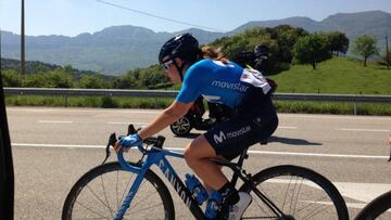 La ciclista Lourdes Oyarbide rueda durante la Emakumeen Bira 2018.