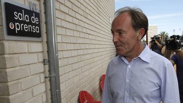 Doctor Giner, en una imagen de archivo en Paterna antes de dar una rueda de prensa (costumbre que se ha perdido) para informar del estado de salud de los jugadores.