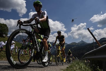 El pelotón pedalea para subir al Col de la Croix Fry.