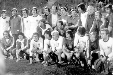 El 20 de junio de 1976, Checoslovaquia ganó su primera y única Eurocopa. Fue en Belgrado ante Alemania Federal y en la tanda de penaltis. También tiene el subcampeonato de 1996. En la foto, los jugadores checos, la mayoría vistiendo camisetas de Alemania Occidental después de intercambiarlas con sus oponentes derrotados, posan con el trofeo. 