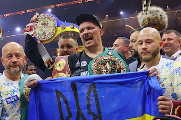 Oleksandr Usyk presume sus campeonatos después de derrotar a Tyson Fury.