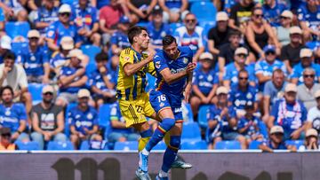 GETAFE, SPAIN - SEPTEMBER 13: Diego Rico of Getafe CF clashes with Nacho Vidal Real Oviedo during the LaLiga EA Sports match between Getafe CF and Real Oviedo at Coliseum Alfonso Perez on September 13, 2025 in Getafe, Spain. (Photo by Diego Souto/Getty Images)