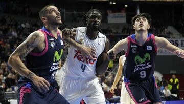 Maurice Ndour, durante su etapa en el Real Madrid, trata de coger un rebote ante Nacho Martín y Édgar Vicedo, del Movistar Estudiantes.