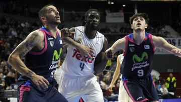 Maurice Ndour, durante su etapa en el Real Madrid, trata de coger un rebote ante Nacho Mart&iacute;n y &Eacute;dgar Vicedo, del Movistar Estudiantes.