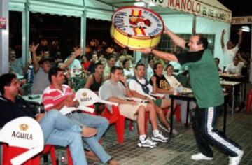 Todos tenemos en nuestra memoria un seguidor infatigable. Desde 1979 acompaña a la Selección Española de fútbol por todo el mundo con su camiseta de la selección, su enorme boina y su característico bombo.