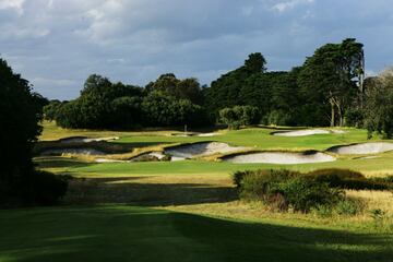 Acogi¨® la President?s Cup del a?o pasado, con victoria estadounidense y es sede habitual del Campeonato de la PGA de Australia. Las enrevesadas calles y los retorcidos bunkers del recorrido Oeste caracterizan un campo ideado por Alister McKenzie y Alex Russell en 1931 y retocado por Tom Doak entre 2015 y 2016, que se mezcla con algunos hoyos del trazado Este para los campeonatos profesionales.