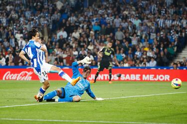 1-0. Error de Éder Militão ante la presión de Alexander Sorloth. El defensa brasileño se la pasa mal a Thibaut Courtois, que no puede controlar, y Takefusa Kubo atento marca a placer el primer gol.