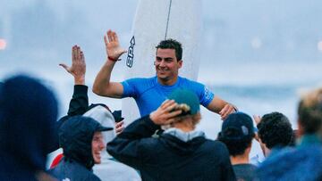 Callum Robson saliendo a hombros del agua tras ganar un evento de surf de las Challenger Series (CS) de la World Surf League (WSL).