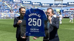 Bordalás recibe de manos de Ángel Torres una camiseta para conmemorar sus 250 partidos como entrenador.