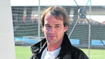 <b>VISITA. </b>Carlos, el pasado lunes, en la Ciudad del Fútbol de Las Rozas.