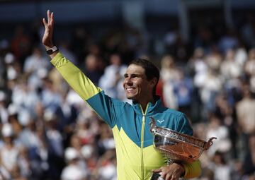 Rafa Nadal celebrando su 14º Roland Garros, ya con el trofeo entre sus manos. 