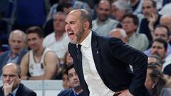 El entrenador del Real Madrid, Chus Mateo, durante el partido de la Euroliga de baloncesto que disputan Real Madrid y Baskonia este viernes en el WiZink Center.