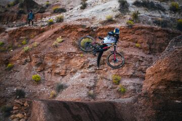 Triple victoria para el piloto canadiense de MTB. Leyenda viva del Red Bull Rampage.