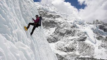 FILE PHOTO: A mountaineer holds on to the rope during an ice climbing session at Everest base camp, Nepal April 15, 2025. REUTERS/Purnima Shrestha TPX IMAGES OF THE DAY/File Photo