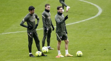 Stefan Savić, Saúl Ñíguez y Kieran Trippier. 
