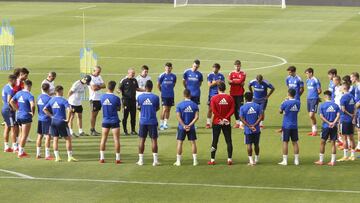 Los jugadores del Zaragoza atienden a JIM en un entrenamiento.
