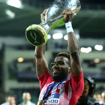 Thomas Lemar levanta la Supercopa de Europa, su primer t&iacute;tulo como jugador del Atl&eacute;tico de Madrid.