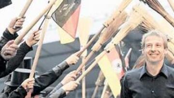 <b>ACLAMADO. </b>El seleccionador alemán, Jürgen Klinsmann, ha pasado de estar cuestionado a convertirse en un héroe nacional.