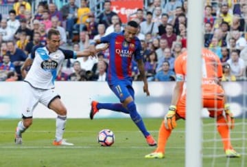 Football Soccer - Barcelona v Deportivo Coruna - Spanish La Liga Santander - Camp Nou stadium, Barcelona, Spain - 15/10/16. Barcelona's Neymar and Deportivo Coruna's goalkeeper German Lux and Fernando Navarro in action. REUTERS/Albert Gea