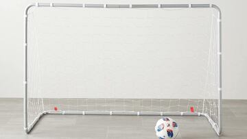 Entrena y juega donde quiera que vayas con esta portería de fútbol Amazon Basics