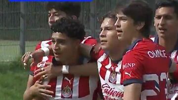 Jugadores de Chivas Sub 18 festejan el gol de su compañero.