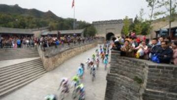 Aficionados animan en la cuarta etapa del Tour de Pek&iacute;n.