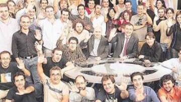 <b>ADIÓS CON EL CORAZÓN. </b>Todo el equipo de 'El Día Después' se despide de los espectadores en el plató del programa.