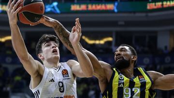 ISTANBUL (Turkey), 06/02/2025.- Khem Birch (R) of Fenerbahce in action against Hugo Gonzalez (L) of Real Madrid during the Euroleague basketball match between Fenerbahce Beko and Real Madrid in Istanbul, Turkey, 06 February 2025. (Baloncesto, Euroliga, Turquía, Estanbul) EFE/EPA/ERDEM SAHIN