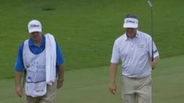 Jason Bohn, junto a su caddie.