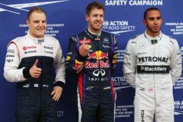 El ganador de la pole Sebastian Vettel con Lewis Hamilton que quedo segundo y el tercer clasificado el piloto de Williams Valtteri Bottas de Finlandia posan después de la clasificación en el Gran Premio de Canadá de Fórmula Uno en el Circuit Gilles Villeneuve en Montreal