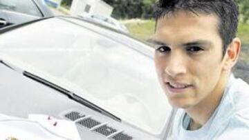 <b>DEDICATORIA. </b>Mark dedicó y firmó su camiseta a la afición realista.