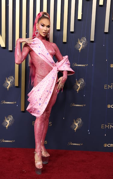 Lexi Love posa en la alfombra roja de los Premios Emmy 2025 celebrados en California.