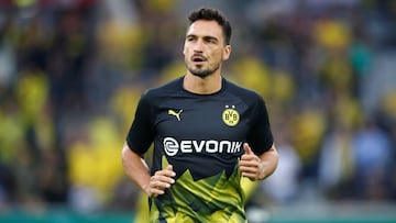 Soccer Football - DFB Cup - First Round - KFC Uerdingen v Borussia Dortmund - Merkur Spielarena, Uerdingen, Germany - August 9, 2019 Borussia Dortmund's Mats Hummels during the warm up before the match REUTERS/Wolfgang Rattay DFB regulations