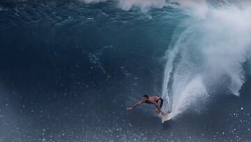 El surfista australiano Mikey Wright haciendo el drop en una ola gigante en forma de tubo en Oahu (Hawái).