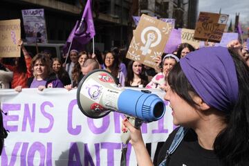 Una mujer con un megáfono durante una manifestación convocada por la Plataforma 8M en la Plaza Tarraco por el 8M, Día Internacional de la Mujer, en Tarragona, España. 