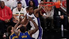 Sacramento (United States), 17/04/2024.- Sacramento Kings guard De'Aaron Fox (R) dunks the ball for two points over Golden State Warriors forward Draymond Green (C) and Golden State Warriors guard Klay Thompson (L) during the first half of the NBA Play-In Tournament between the Sacramento Kings and the Golden State Warriors in Sacramento, California, USA, 16 April 2024. (Baloncesto) EFE/EPA/JOHN G. MABANGLO SHUTTERSTOCK OUT
