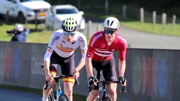Iván Romeo, junto al danés Pedersen, en la prueba en ruta de los Europeos.