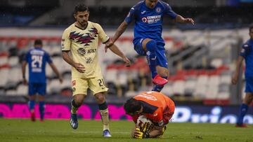 Jesús Corona sostiene un balón mientras Julio César Domínguez y Henry Martin pelean por él en un América vs Cruz Azul