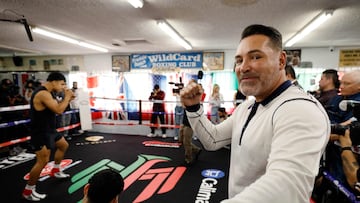 LOS ANGELES, CALIFORNIA - APRIL 23: Promoter Oscar De La Hoya Boxer poses as boxer Jaime Munguia warms up during media workout at Wild Card Boxing Club for his upcoming bout with Canelo �lvarez on April 23, 2024 in Los Angeles, California.   Kevork Djansezian/Getty Images/AFP (Photo by KEVORK DJANSEZIAN / GETTY IMAGES NORTH AMERICA / Getty Images via AFP)