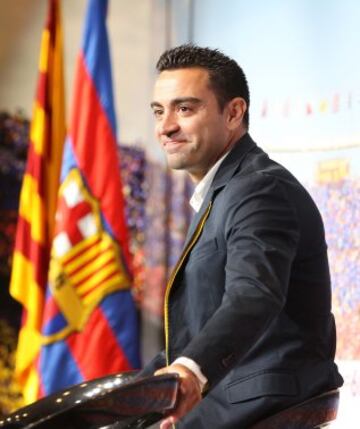Xavi Hernández ha recibido un emotivo homenaje más, tras anunciar su marcha del Barcelona, en un acto institucional.