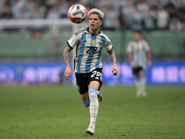 Nacido en Madrid (2004) y criado, futbolísticamente, en las categorías inferiores del Atlético, con el que fue pichichi de LaLiga Promises en 2016, el hoy extremo del juvenil del Chelsea se decidió por el país de su madre argentina. Garnacho ya había vestido La Roja en categoría sub-18, pero en marzo de 2023 fue convocado por Lionel Scaloni para los partidos de Argentina ante Venezuela y Ecuador, el futbolista, de 17 años en aquel momento, acudió a la cita. Aunque su debut con la absoluta albiceleste no llegó en esa primera llamada, sí jugó con la absoluta en la Copa América de ese verano que ganó la albicelete.