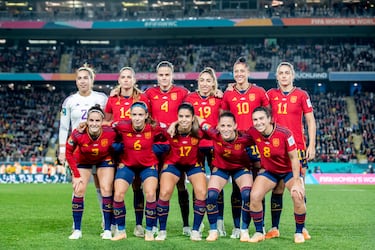 Arriba, de izquierda a derecha: Cata Coll, Laia Codina, Irene Paredes, Olga Carmona, Jenni Hermoso y Alexia Putellas.
Abajo: Tere Abelleira, Aitana Bonmatí, Alba Redondo, Ona Batlle y Mariona Caldentey.