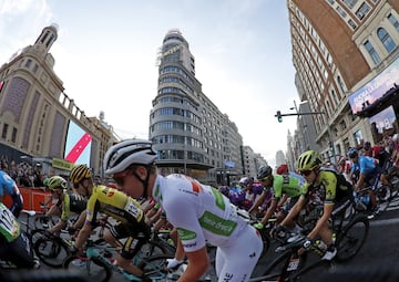 Primoz Roglic se quedó con el título en La Vuelta a España. El podio lo completó Alejandro Valverde y Tadej Pogacar. Superman López se llevó el premio de Supercombativo de la carrera y el Movistar Team de Nairo fue el mejor equipo. 