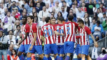 Los jugadores del Atlético se abrazan tras conseguir el gol en el Bernabéu.