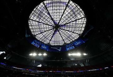 Estamos a pocas horas de que arranque el Super Bowl en el Mercedes-Benz Stadium y aquí te presentamos postales del recinto.