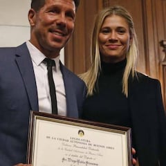 Simeone y Carla Pereyra hacen su primera aparición oficial como marido y mujer