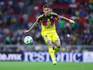 MEX9267. CIUDAD DE MÉXICO (MÉXICO), 11/04/2026.- Paul Rodríguez de América controla el balón este sábado, en un partido de la jornada 14 del torneo apertura 2026 de la Liga MX entre América y Cruz Azul en el estadio Banorte en Ciudad de México (México). EFE/ Sáshenka Gutiérrez