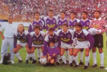 Ex defensor de Deportes Concepción, Huachipato y Cobreloa, entre otros cuadros. En la foto, parado primero de izquierda a derecha.