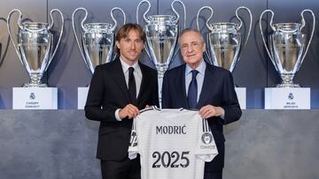 MADRID, 17/07/2024.- El presidente del Real Madrid, Florentino Pérez (d), posa junto al centrocampista croata Luka Modric (i), que ha firmado su renovación con el club hasta el 30 de junio de 2025, este miércoles en un acto en la Ciudad Deportiva Real Madrid en Valdebebas, Madrid. EFE/Real Madrid SOLO USO EDITORIAL/ SOLO USO PERMITIDO PARA ILUSTRAR LA NOTICIA QUE ACOMPAÑA/ (CRÉDITO OBLIGATORIO)